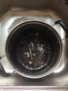 锅底烧糊的黑垢怎么去除，锅底会烧，想去掉黑鳞，怎么去掉呢？（洗洁精和小苏打）